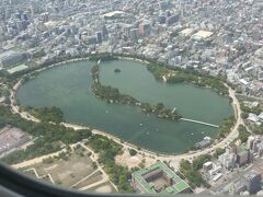 ・・・<大濠公園>・・・

機体は高度を下げながら福岡空港を目指します。

機体からは大濠公園も見えています。

