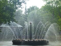 太陽の噴水。

これは中央の球体が回る。
どれも電機は使わず水の力だけで動く仕掛けなのが面白い。