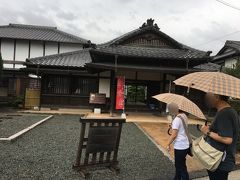 松陰神社から土砂降りの雨のなか、徒歩約１０分。
伊藤博文旧宅・別邸。両者が隣り合って建っています。
旧宅は、安政元年から伊藤博文が居住していた国指定史跡ですが、外からの見学となります。
別邸は明治４０年に伊藤博文が東京に建てたもので、それを平成１０年に当地に移築。