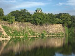 大阪城公園は大阪のランニングのメッカなので多くの地元ランナーとすれ違います。

東京の皇居ランナーと比べると、皇居ランナーはスポーツショップのマネキンに着せてあるウェアをそのまま着てるような方が多いのに対し、大阪は独特なファッション。

ランニングフォームも独特な方が多い印象。（たまたますれ違った方たちがそうだったのかもしれませんが）