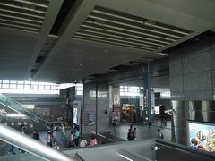 新幹線の台中駅は、広くてきれいで、「新幹線の駅」という雰囲気★
案内に従って、タクシー乗り場を目指しエスカレーターを下ります。
当たり前ですが、めっちゃタクシーがいました(笑)
どのタクシーに乗るか案内する人も！
（の割には、お客さん少ないけど…大丈夫でしょうか…）
