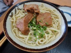 本島に戻り、遅めのお昼ごはん

旦那さんが食べた「ソーキそば」

私は「タコライス」を食べたけど、撮影に失敗（汗

お味はどちらも美味しかったです！