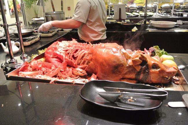 豚の丸焼き!<br />ホントは土曜日のプライムリブ&amp;キングクラブの日に来たかったけど、カニもあったしお刺身も食べれてシーフードの日も良かったです♩