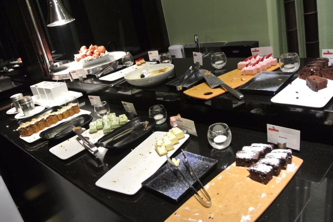 20時半頃にはデザートが少なくなりましたが、しばらくすると補充されました。<br />ブッフェ用のお皿が足りなくなり、店内にはお皿が全然なくて新規のお客さんが料理を取れない事態が。