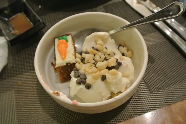 アイスにはマカダミアナッツとチョコのトッピングが出来て嬉しかったです。<br />隣のニンジンケーキもお気に入り?