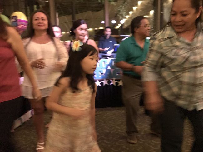 アウトリガーのロビー横のラウンジでダンスが!<br />現地の方々が踊っています。<br />長女はチークダンスタイムに衝撃を受け、パパに踊りたいと言いますが、パパはNG。<br />普通のダンスがはじまり、何と参加!
