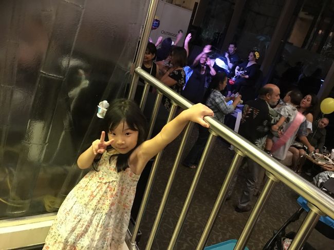 ダンスしている皆さんを背景に。