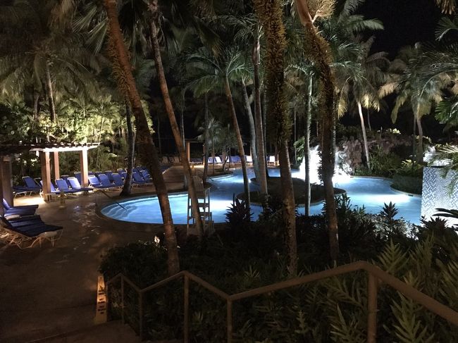 夜のアウトリガーのプール