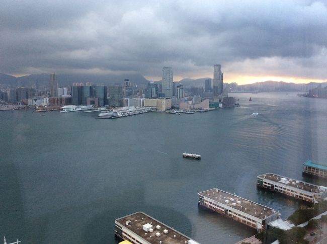 　台風の影響で旅程を急遽繰り下げて、ホテルやレストランの予約を全て直前にやり直しました。<br />　初めてのフォーシーズンズ香港に到着。１５時過ぎだったので、そのままクラブラウンジでアフタヌーンティーをいただきました。