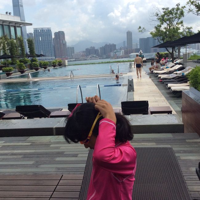 ホテルに戻ると今度はプール。<br />よし、準備完了！