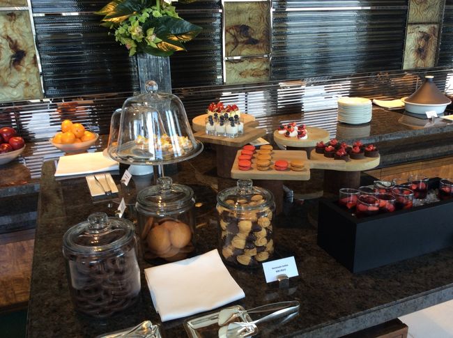 こじんまりしたアフタヌーンティーですが、あちこち食べ歩きたい私たちには十分でした。