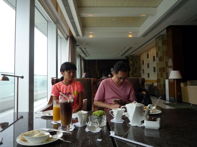 ラウンジでくつろぎながら、旅の予定を確認します。