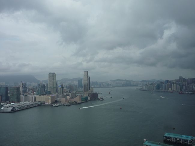 ラウンジから見た景色。到着後しばらくはくもり空が続いてました。<br />だんだんと天気は回復しました。我が家は旅先でほとんど傘がいりません。