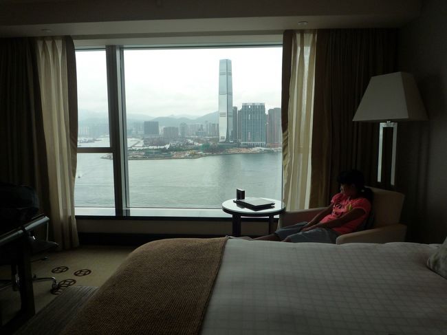 　部屋の窓は広くて、朝昼晩とハーバーの景色が楽しめます。忙しく出入りする船を眺めながらついぼーっとしてしまいます。<br />　子どもも、あちこち出歩いて観光地を巡るより、部屋やホテル内でくつろぐのが大好きです。親に似てものぐさ・・・。