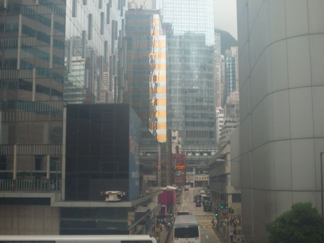 中環駅まで歩く途中、金色のビルを発見。センスが違います。