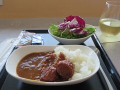 ANAラウンジで遅めの朝ご飯の朝カレー。
ANAラウンジにはシャンパンが無いので白ワインにて。