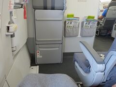 搭乗。

A321には面白い席がある。
非常口後ろ座席。言わばエコノミーファーストの窓側人気席で、非常口座席には当たらないから説明もありません。