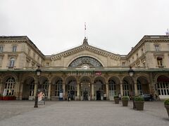 目的地は東駅。　タクシーの運転手さんに「ガール・デスト」と告げます。
「・・・」　あれ、違ったかな？
「イースト・ステーション」　分かってもらえました。

運転手さんが笑いながら、「ガール、ド、レスト」
ゆっくり区切って教えてくれました。

あー、リエゾンは「d'est」ではなく、「 l'est」だったか…。
こんなだから、フランス語、いつまで経っても、話せるようにならんのだぁ。（^^;

2度目のパリで、モンサンミッシェルに足を伸ばした時、モンパルナス駅に行くのに、「ガレ・ド・モンパルナス」と言って、「駅は、ガレじゃなくて、ガールだよ」タクシーの運転手さんから教わったことを思い出します。（笑）