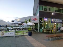 朝食はリーフフリートターミナル入口脇に店舗を構えるアルポートカフェ。朝早くから開店し、グリーン島最終便出航した後に閉店する、グレートバリアリーフへ向かう観光客御用達のカフェです。開店直後で客は誰も居なく、せっかくなので港の見えるテラス席で朝カフェです。