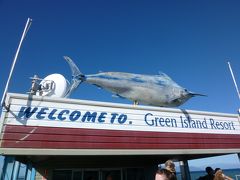 桟橋に降りると「welcome to green island resort」の看板と、色褪せた魚のオブジェを乗せた待合所らしい小屋。2012年1月に閉鎖された水中観測室との事。