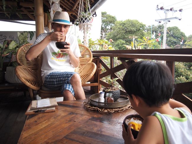 スムージーボウル初めて食べましたが、めっちゃ美味しいです！！<br /><br />グラノーラが入っているので、結構お腹にたまります。<br /><br />帰る前にもう一度食べたかったなぁ<br />