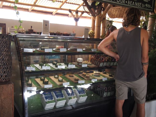 ショーケースにはちょこっとだけスイーツが。