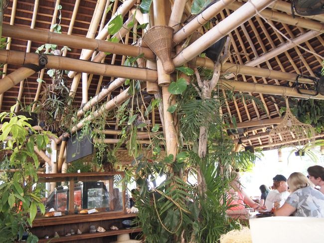 注文したら２Ｆに上がりました。<br /><br />なんと満員御礼( ﾟдﾟ)ﾉ ほぼ全員欧米系。アウェイ感満載。。。<br />