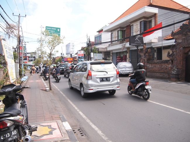 一旦ココナッツ・スイートに戻ってチェックアウトし、次のお迎えまで時間があるのでカフェをはしご。<br /><br />ココナッツ前のJl.Petetingetから～