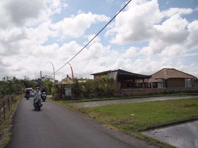 Jl. Umalas 1 の田園道を進むと。。。