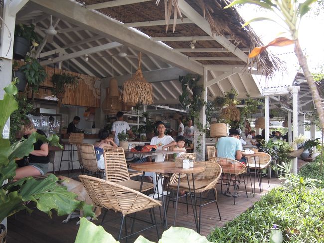 無理。って言ったら、んじゃここで、と。<br /><br />どうりで、お客の数の割にはOutside席は結構空席があるなぁと思いました。<br /><br />このルールはいつもそうなのでしょうか？ハイシーズンだから？？