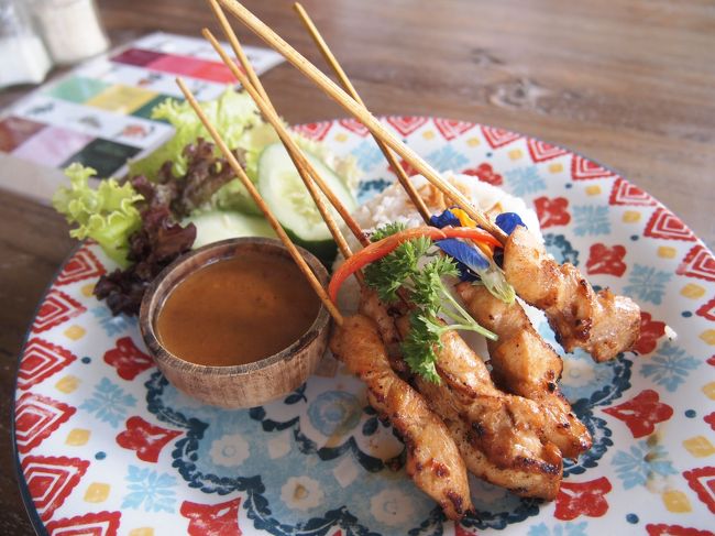 子供たち、サテ(p55,000) を食べるかなぁと、とりあえず１皿注文したら案の定争奪戦に。<br /><br />白米好きの息子はごはんも食べる。