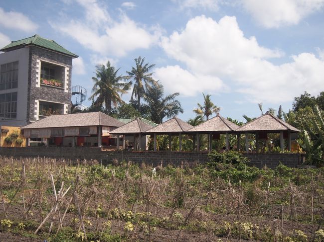 今日は空いてる。<br /><br />あそこの席で食べよう。