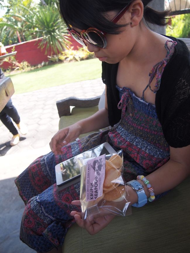 娘はまず大好きなクルップ(Rp8,000)を。