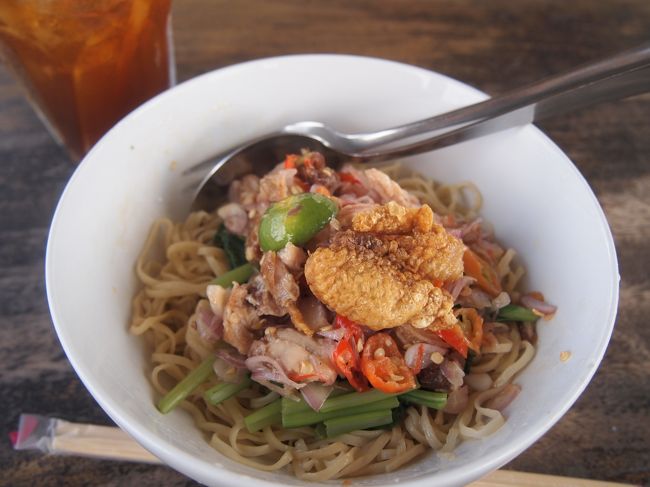 Mie Ayam Sambal Matah(p45,000)<br />アヤムサンバルマタ好きの夫婦には涙ものの一品ヽ(`∀´)ﾉ<br /><br />ほんっとうに美味しかったです。<br />Nookからハシゴしてよかった。 