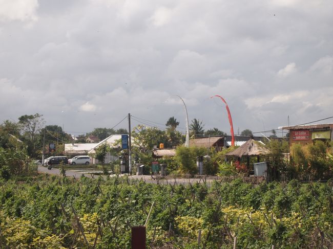 Mie88のガゼボ席から、遠く、大混雑のNookが見えました。<br /><br />なんか…Nookはなぜあんなに混んでるのか。。<br /><br />がっつり食事をしたわけではないので、味云々を言える立場ではありませんが、<br />この辺に泊っていなければ、わざわざ行かなくてもいいかな、と思った、私は。<br /><br />このクロボカンのMie88は、安くて美味しくて景色もまぁまぁで、のんびりできて、私たち家族はこっちの方が落ち着きました。