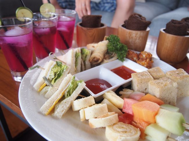 チェックインは１５時から。<br />少し早く着いてしまったので、こちらのレセプション脇でウェルカムドリンクと<br />ウェルカムカナッペをいただきました。<br /><br />ルンピアがあつあつでおいしい（お腹いっぱいのはずだが…(_　_|||)）