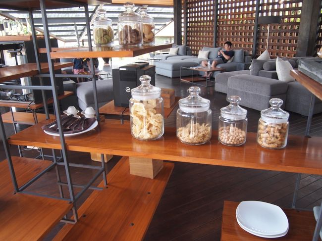 １１棟しかないのに、広々としたロビー。<br /><br />ゲストがいつでも食べれるスナック(クッキーやクルップ)がありました。