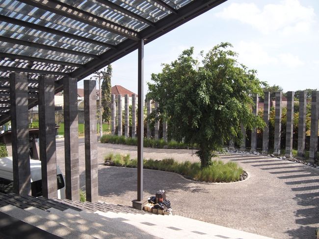 エントランスからのアプローチ