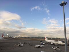 成田空港のラウンジから見る風景
旅の始まり感、高まる時間です。
