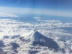 お天気も良く、機内から富士山が見えました！
幸先の良いスタート。