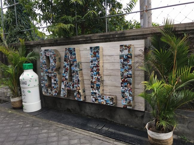 お店の前にはこんなフォトスポットが。<br /><br />最近のバリあるある