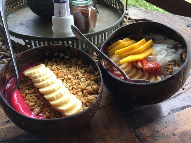 右がULUWATU。<br /><br />左がMACARONIS。