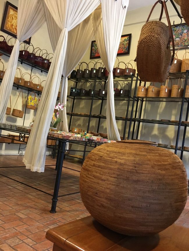 娘のアタのポシェットを買いに来ました。<br /><br />主人がこの手前の、蓋つきの丸い大きなボックスを欲しがる。