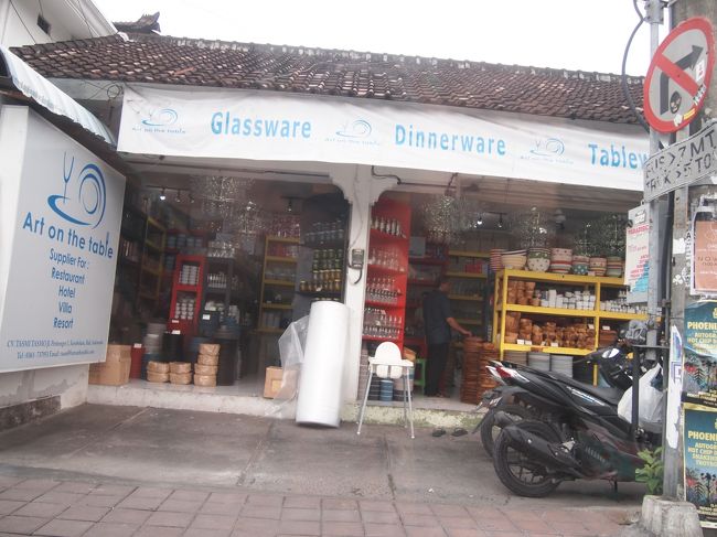 三日目（バリ島二日目）<br />今日はJl.Raya Basangkasa～Raya Seminyakをじゃらんじゃらんします。<br /><br />ココナッツスイートからタクシーで移動。<br /><br />クロボカンの交差点に、かわいいテーブルウェアのお店を発見しました。<br />寄ってみたかったけど…後ろ髪を引かれる思いで素通り。