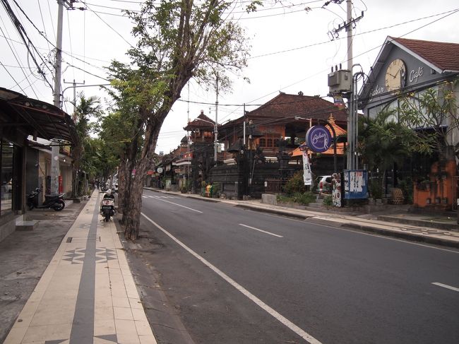 タクシーの運ちゃんには「ジャリ・ムナリ」までお願いと。<br /><br />そこをスタート地点にする。<br />