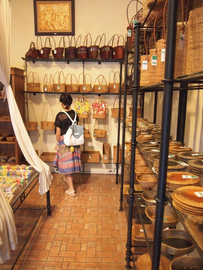 真剣に選んでます。<br /><br />お気に召したものが見つかった様子。<br /><br />ポシェットと、上の蓋つき丸ボックス(小)を買いました。