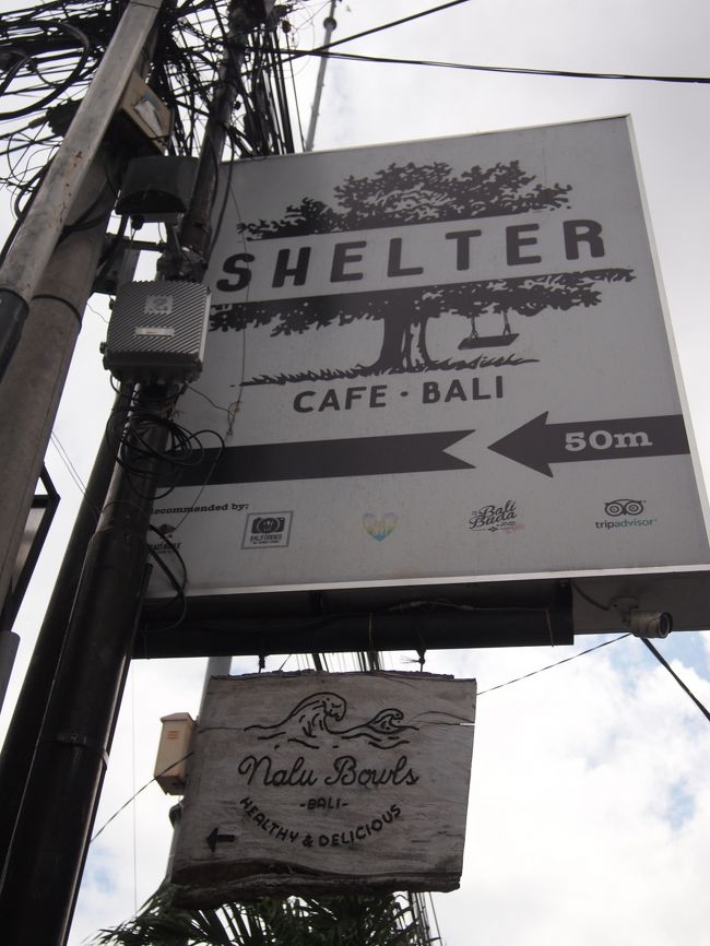 Jl.Raya Seminyak からJl. Drupadi への入口に看板が出ていました。