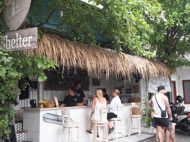 １Ｆの店頭カフェ「Nalu Bowls」は混み合っていませんでしたが、<br />２Ｆの「Shelter」に行くと大混雑。<br /><br />私たちは、「Nalu Bowls」で注文して、「Shelter」でゆっくり食べることにしました。