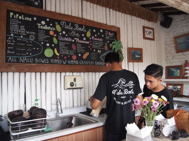 お兄ちゃん達４、５人がフル回転でスムージーボウルを作っている。