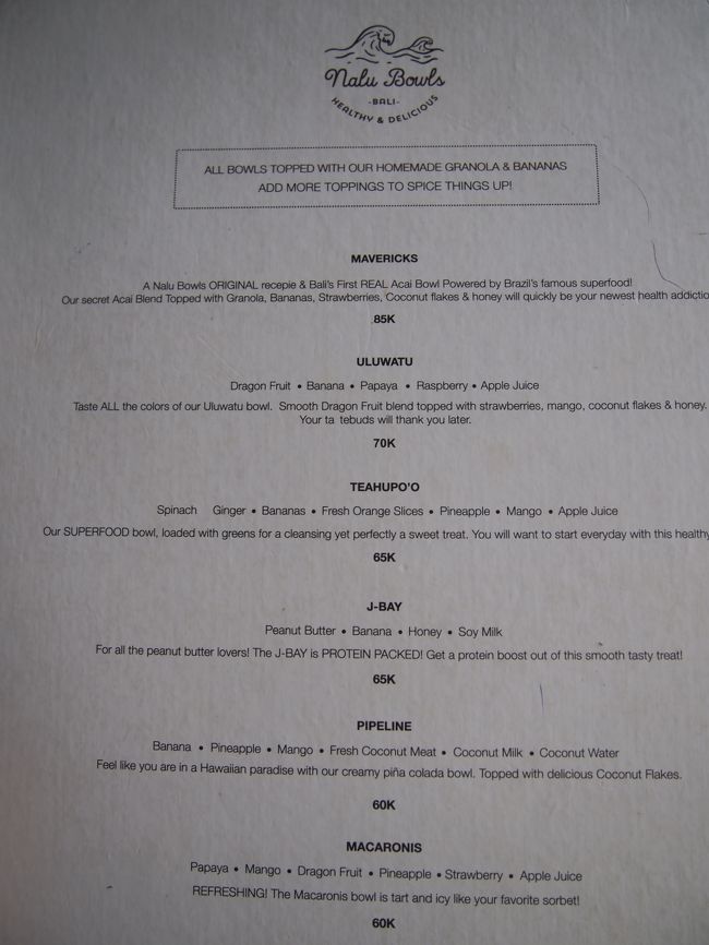 私と息子はULUWATU（ピンクドラゴンフルーツ、バナナ、パパイヤ、ラズベリーベースに、マンゴー、いちご、ココナッツフレークがのってる）70k<br /><br />主人と娘はMACARONIS（パパイヤ・マンゴー・ドラゴンフルーツ・パイナップル・イチゴのソルベにグラノーラとバナナがのってる）60k